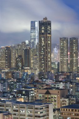 Geceleri Hong Kong şehir merkezinin silüeti