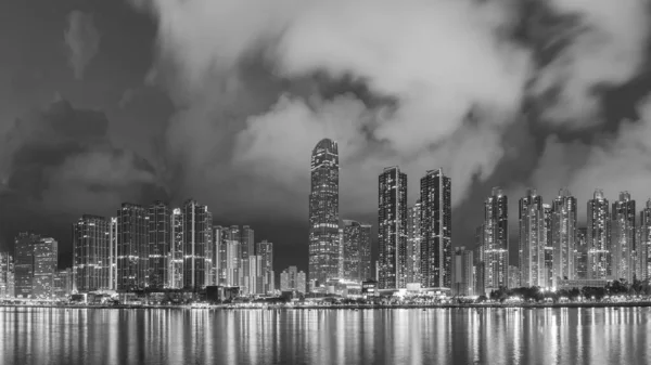 Ufuk Çizgisi Manzarası Hong Kong Şehir Merkezinin Limanı Alacakaranlıkta — Stok fotoğraf
