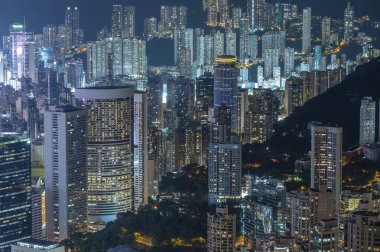 Hong Kong şehir merkezindeki hava manzaralı gece manzarası.