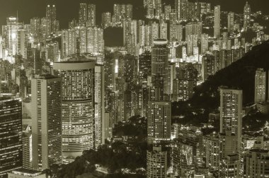 Hong Kong şehir merkezindeki hava manzaralı gece manzarası.