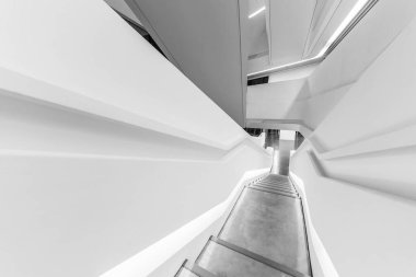 Modern mimaride merdiven iç görünümü