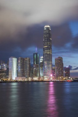 Günbatımında Hong Kong şehrinin silüeti ve limanı.