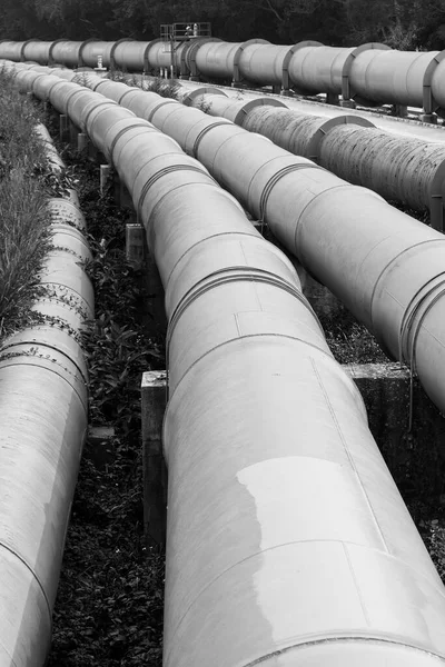 Tubo Longo Aço Fábrica Petróleo Bruto Contexto Industrial — Fotografia de Stock