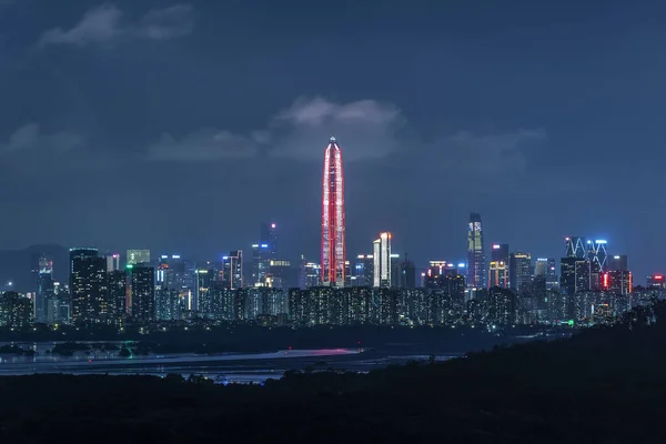 深圳市市区的天际线在夜间 从香港边境观看 — 图库照片