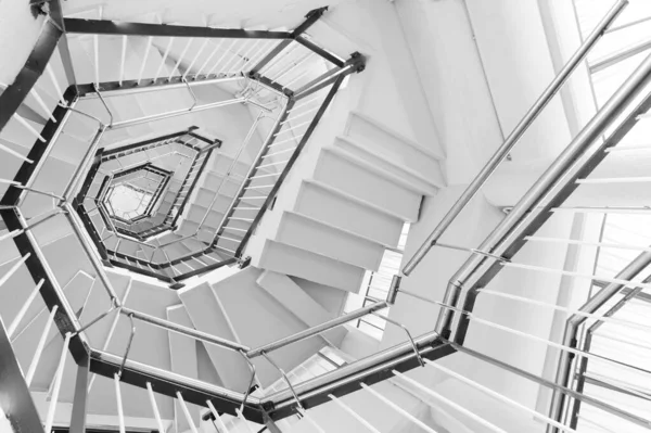 螺旋形楼梯的内部视图 建立抽象的背景 — 图库照片