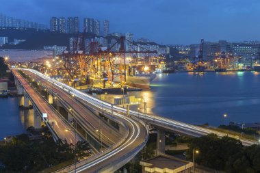 Hong Kong 'daki kargo limanı ve otoyolu.