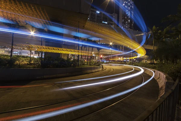 Geceleyin Hong Kong 'un şehir merkezinde hafif trafik izleri. Trafik arkaplanı