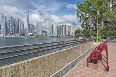 Hong Kong şehrinin silueti ve limanı.