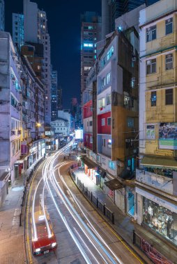 Hong Kong, Çin - 26 Kasım 2020: Hong Kong 'un merkez bölgesinin eski caddesinde gece trafik