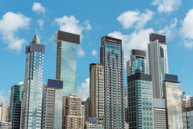 Hong Kong şehir merkezindeki yüksek katlı ofis binası.