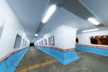 Boş modern yaya geçidinin gece sahnesi