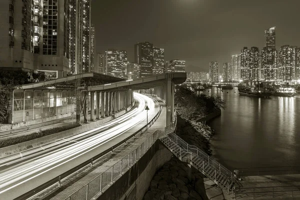 Ουρανοξύστης Και Αυτοκινητόδρομος Στο Χονγκ Κονγκ Την Νύχτα — Φωτογραφία Αρχείου