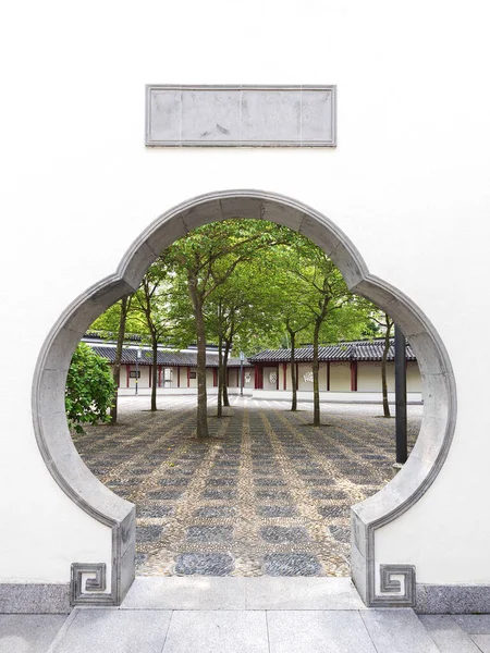 Пейзаж Китайского Сада Круглыми Воротами — стоковое фото