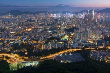 Alacakaranlıkta Hong Kong şehrinin hava manzaralı manzarası