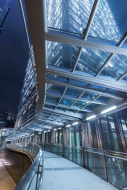 Şehir merkezinde boş modern yaya geçidinin gece sahnesi