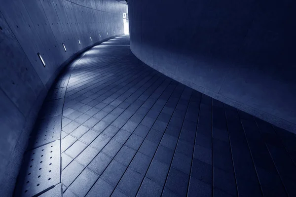 Пустой Современный Пешеходный Проход Темноте — стоковое фото