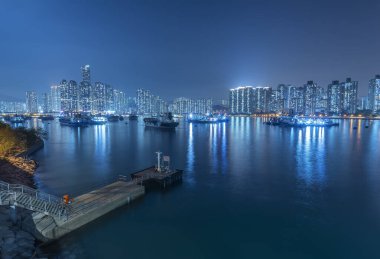 Hong Kong şehrinin liman ve ufuk çizgisi gece manzarası