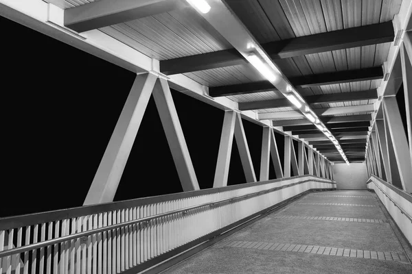 Порожній Сучасний Пішохідний Міст Вночі — стокове фото