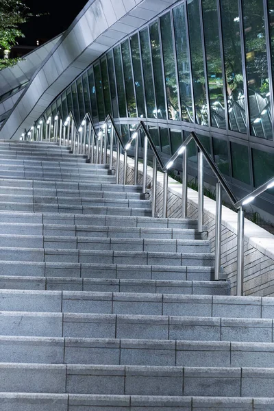 夜の近代建築の近代的な階段 — ストック写真