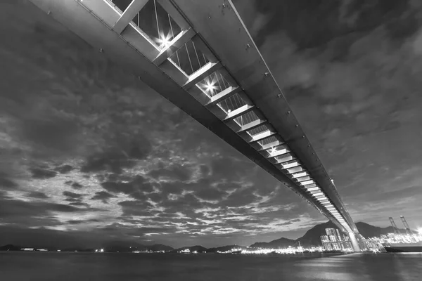 夕暮れ時に香港市内の切妻石橋と貨物港 — ストック写真