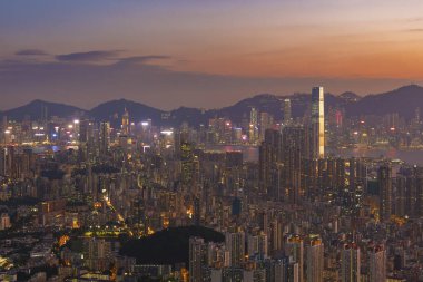 Alacakaranlıkta Hong Kong şehrinin hava manzarası.