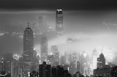 Geceleyin Hong Kong 'da sis vardı.