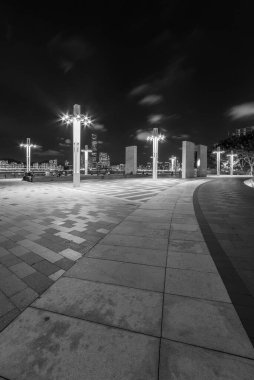 Geceleyin Hong Kong şehir merkezindeki halka açık park.