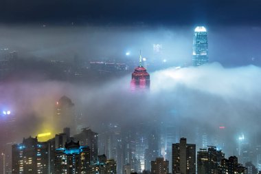 Hong Kong şehrinin Victoria limanının sisli silueti.