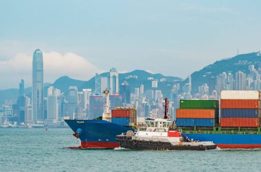 Hong Kong 'un Victoria Limanı' nda kargo gemisi.