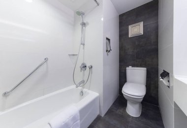 Tuvaleti, banyosu ve lavabosu yenilendi.