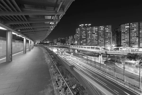 Pasarela Peatonal Moderna Vacía Tráfico Ciudad Hong Kong Por Noche — Foto de Stock