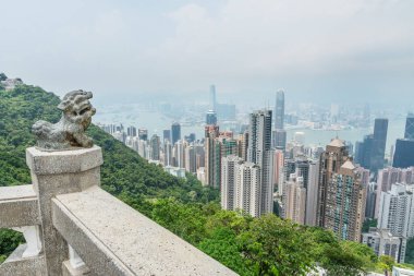 Hong Kong şehrinin Victoria Limanı, tepeden görülüyor.