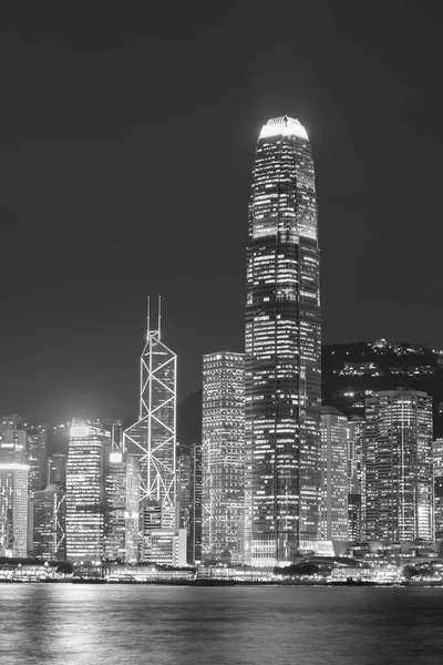 夜の香港シティの高層ビルと港 — ストック写真