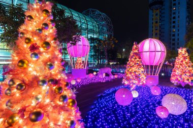 Hong Kong 'da halka açık bir parkta Noel süsü.