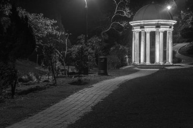 Parkdaki klasik çardak manzarası. 