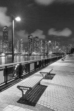 Geceleri Hong Kong 'da sahil şeridi ve limanın ufuk çizgisi.