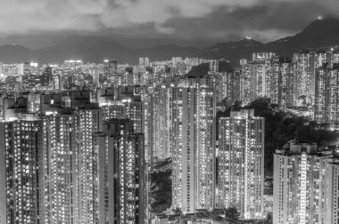 Geceleri Hong Kong 'da yüksek binalar inşa ediliyor.