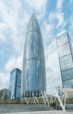 Shenzhen şehrinin şehir merkezindeki gökdelen ve modern ofis dolup taşıyor.