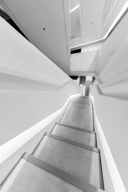 Fütürist mimaride merdiven. Modern bina iç arkaplanı