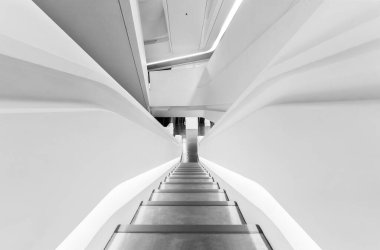 Fütürist mimaride merdiven. Modern bina iç arkaplanı