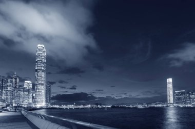 Günbatımında Hong Kong şehrinde gökyüzü ve liman.