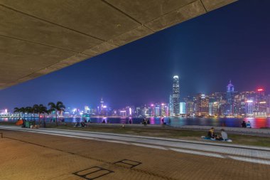 Hong Kong 'un Batı Kowloon kültür bölgesinde gece manzarası.
