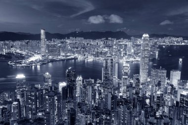 Hong Kong şehrinin Victoria limanının alacakaranlıktaki manzarası, zirveden görüldü.