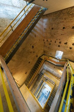 İtalya 'daki tarihi çan kulesinin merdiveni