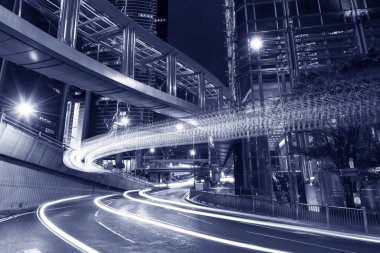 Hong Kong 'un merkez bölgesinde gece trafik vardı.
