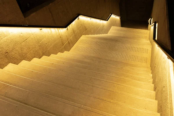 Vue Intérieure Escalier Vide Avec Rampe Éclairée Dans Architecture Moderne — Photo