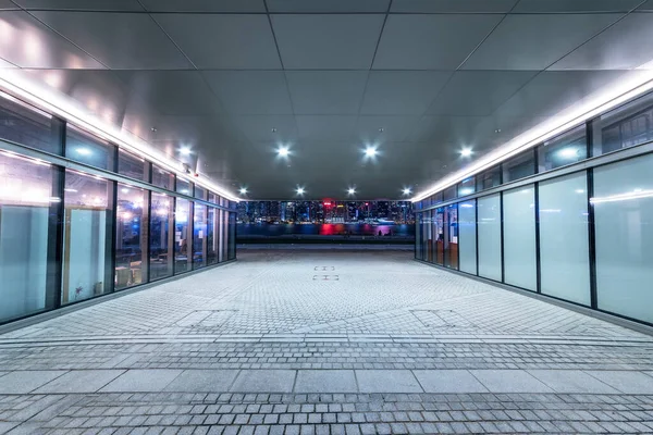 Modern alışveriş merkezinin çıkışı