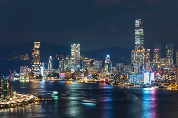 Hong Kong 'un Victoria limanının gece manzarası.