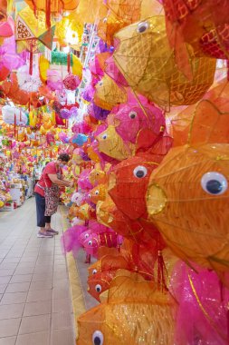 Hong Kong, Çin - 05 Eylül 2021: İnsanlar sonbahar festivalini kutlamak için geleneksel Çin feneri satın alıyorlar