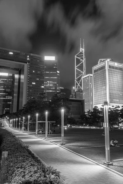 香港市中心区夜间的长廊和天际线 — 图库照片